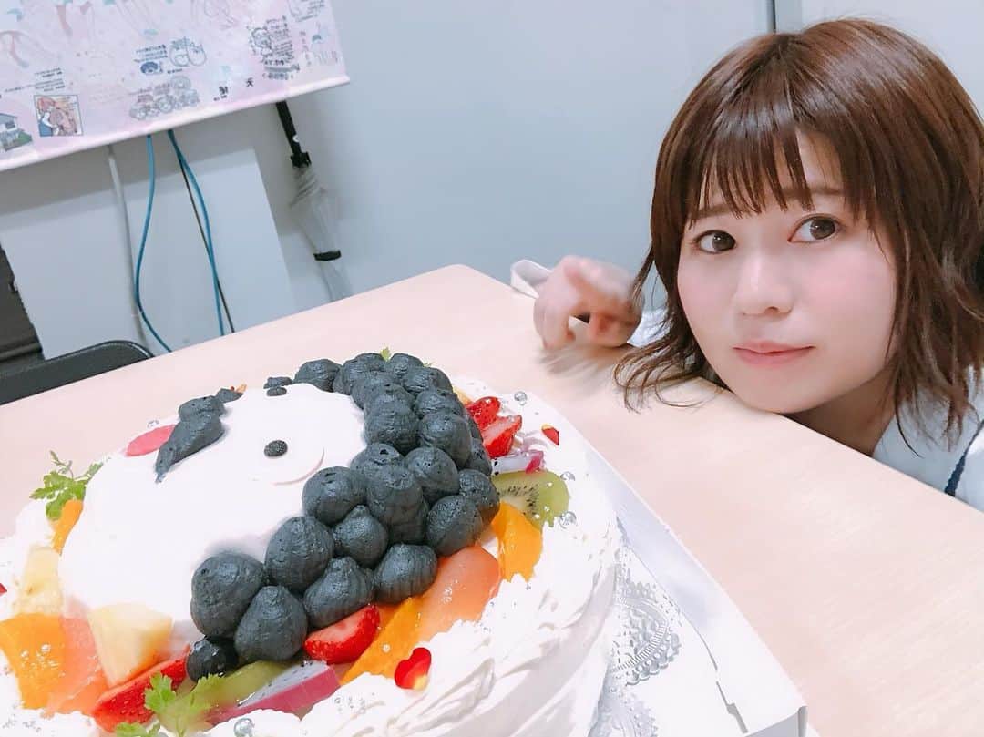 大空直美のインスタグラム：「わたてんイベントのごほうびひげろーケーキ。こんなにでっかいんだぜ〜〜☺️❣️ アフロの部分はじゃりじゃり食感で、食べると舌がまっくろに！w あの美味しいのなんだろな〜？？🤔 #wataten #わたてん #ひげろー」