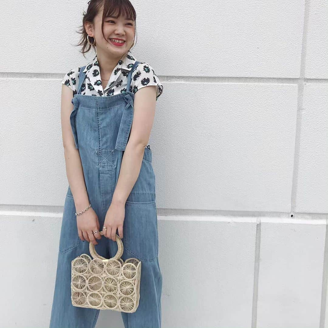 SLOBE IENAさんのインスタグラム写真 - (SLOBE IENAInstagram)「夏の日差しに負けない、さわやかなコーディネート…＊﻿ ﻿ overall（LE DENIM） ¥13,000+tax﻿﻿ blouse（slobe）¥9,000+tax﻿ bag（KAANAS）¥12,000+tax﻿ ﻿ ﻿﻿ ▶︎画像をタップしてショッピング！﻿ ﻿ ﻿﻿ #SLOBEIENA﻿﻿ #SLOBE#ienaslobe﻿﻿ #LE DENIM﻿ #KAANAS﻿ #SLOBEIENA湘南﻿﻿ #テラスモール湘南﻿」6月2日 21時34分 - slobeiena