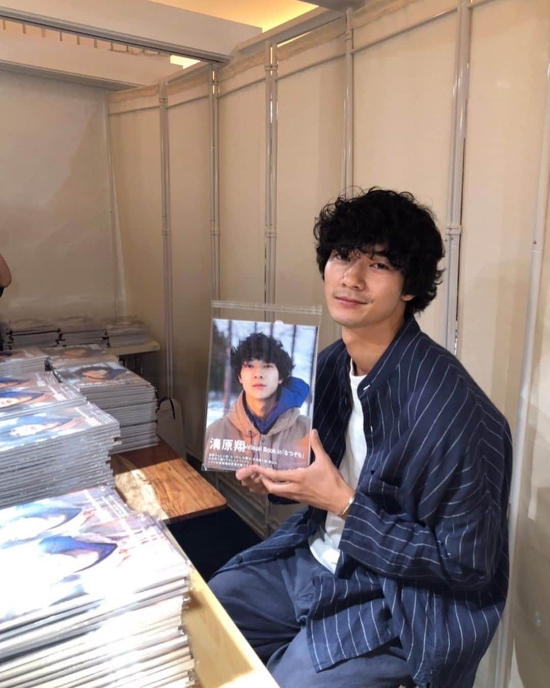 清原翔さんのインスタグラム写真 - (清原翔Instagram)「大阪。 ありがとうございましたー "清原翔 visual book in 『なつぞら』" 皆さん是非買ってくださいねー  竜馬が来てくれたの感激過ぎ！！ しかも、わざわざ買ってくれてた、良い奴過ぎ！！」6月2日 21時36分 - mrkiyotan