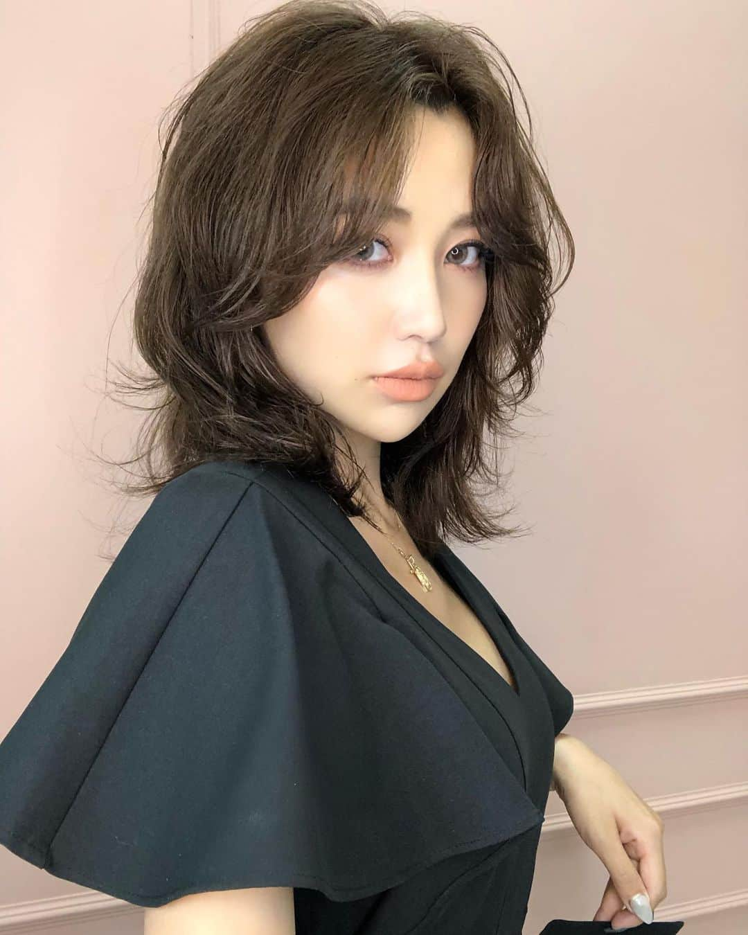 梯真奈美さんのインスタグラム写真 - (梯真奈美Instagram)「髪少し暗くしたよー！  前回同様少しピンクを入れて、トーンを落としたピンクベージュ系♡ 少し髪の毛をすいてもらったら扱いやすくなった気がする☺️✨ @ryoooooooooooooooo  いつもありがとう👏🏼✨✨ #ヘアカラー #ヘアー #hair #haircolor #hairstyle #eimy #eimyistoire」6月2日 21時37分 - official_manami