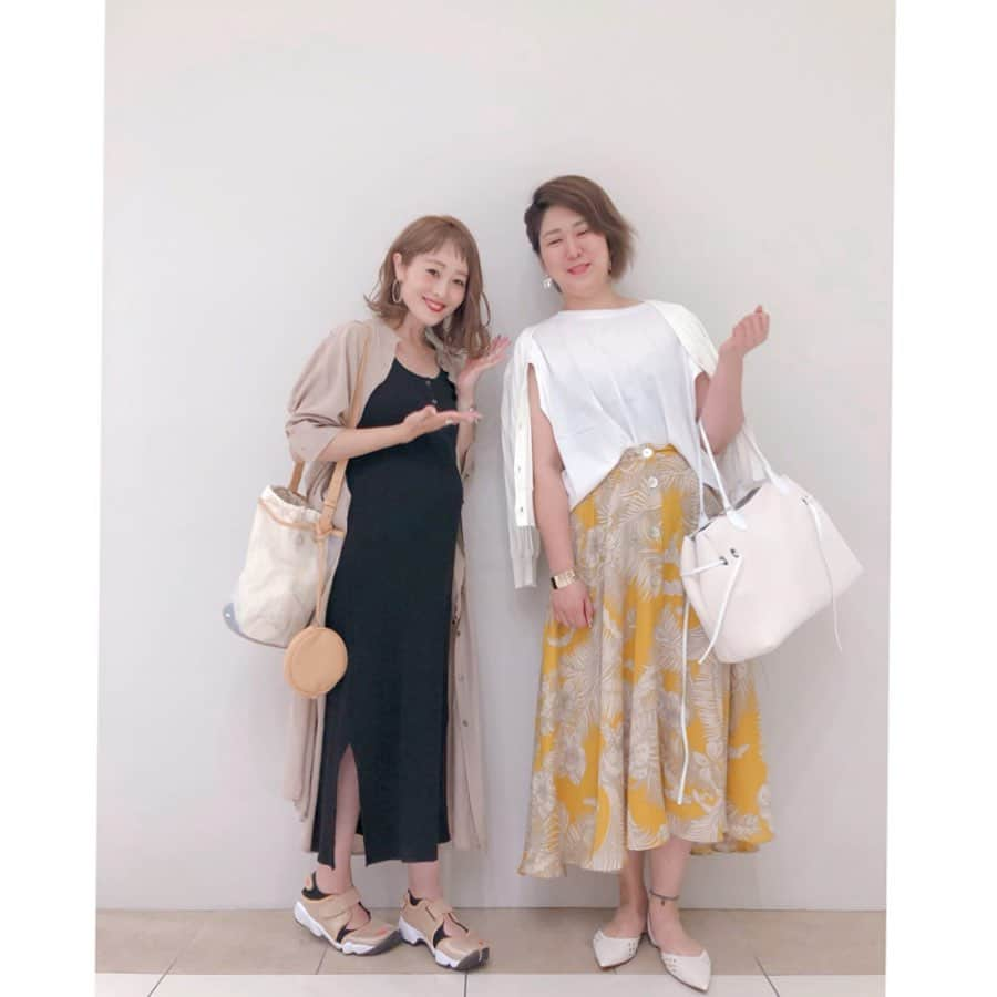 Kikuno Sayumiさんのインスタグラム写真 - (Kikuno SayumiInstagram)「〻shopping tour〻 ・ ・ ・ 今日は @qbag_japan コラボの#お買い物同行 をしてきたよ𓂃 ・ ・ 今回はえりかさんに、お仕事帰りに来て頂いたよ☺︎ ・ beforeは全身ブラックでカジュアルな印象。パンツスタイルが多いとのことだったから新鮮なスカートスタイルを提案✧* ・ 色々試着して、 @zara でトップス、スカート、ミュールをゲット！ ・ 夜は横浜で予定があるそうで、寒くなりそうだったから @senseofplace_ur で白カーデ、ピアス、バングルを購入。カーデは#二の腕対策 にも👌 ・ カーデを肩掛けしたり、トップスを前だけインしたのも#スタイルアップ する着こなしのポイント★*ﾟ ・ 2ヶ所で合計¥22000ほど。 ・ ・ ヘアアレンジは、ワックスを揉みこんで片方だけ編み込みしてスッキリさせたよ。ピアスも目立って◎ ・ いや〜すごく変身した！ ・ えりかさんチョイスの @qbag_japan のホワイトとも合ってる！ ・ ・ 今回もケイトさん @paris_keito 本当ありがとうございました♡ ・ ・ お買い物の後はカフェでお茶𖠚ᐝ#さくらんぼタルト 美味しかったなぁ🍒 ・ 買い物の後の甘い物ってしあわせ🤤 ・ ・ ・ #mineby3mootd#オン眉#大人可愛い#ジユジョ#chao_app #春夏コーデ#楽ちんコーデ #シンプルコーデ#春コーデ#マタニティコーデ #ぷんにー#ママリ#ママリファッション#妊娠8ヶ月#mamagirl#qbag #リンクコーデ」6月2日 21時37分 - sayumikikuno