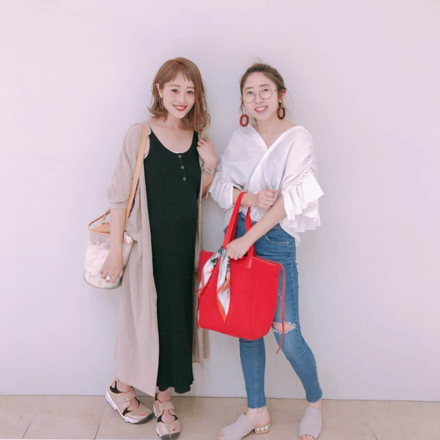 Kikuno Sayumiさんのインスタグラム写真 - (Kikuno SayumiInstagram)「〻shopping tour〻 ・ ・ ・ 今日は @qbag_japan コラボの#お買い物同行 をしてきたよ𓂃 ・ ・ 今回はえりかさんに、お仕事帰りに来て頂いたよ☺︎ ・ beforeは全身ブラックでカジュアルな印象。パンツスタイルが多いとのことだったから新鮮なスカートスタイルを提案✧* ・ 色々試着して、 @zara でトップス、スカート、ミュールをゲット！ ・ 夜は横浜で予定があるそうで、寒くなりそうだったから @senseofplace_ur で白カーデ、ピアス、バングルを購入。カーデは#二の腕対策 にも👌 ・ カーデを肩掛けしたり、トップスを前だけインしたのも#スタイルアップ する着こなしのポイント★*ﾟ ・ 2ヶ所で合計¥22000ほど。 ・ ・ ヘアアレンジは、ワックスを揉みこんで片方だけ編み込みしてスッキリさせたよ。ピアスも目立って◎ ・ いや〜すごく変身した！ ・ えりかさんチョイスの @qbag_japan のホワイトとも合ってる！ ・ ・ 今回もケイトさん @paris_keito 本当ありがとうございました♡ ・ ・ お買い物の後はカフェでお茶𖠚ᐝ#さくらんぼタルト 美味しかったなぁ🍒 ・ 買い物の後の甘い物ってしあわせ🤤 ・ ・ ・ #mineby3mootd#オン眉#大人可愛い#ジユジョ#chao_app #春夏コーデ#楽ちんコーデ #シンプルコーデ#春コーデ#マタニティコーデ #ぷんにー#ママリ#ママリファッション#妊娠8ヶ月#mamagirl#qbag #リンクコーデ」6月2日 21時37分 - sayumikikuno