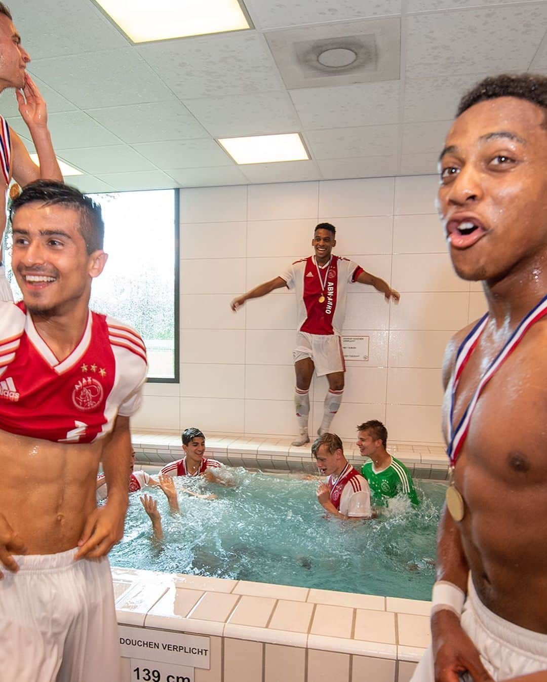 アヤックス・アムステルダムさんのインスタグラム写真 - (アヤックス・アムステルダムInstagram)「BROBEAST & THE SQUAD! 🏆💦 #AjaxO19 #ajafey」6月2日 21時42分 - afcajax