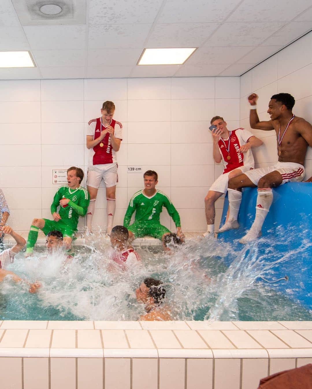 アヤックス・アムステルダムさんのインスタグラム写真 - (アヤックス・アムステルダムInstagram)「BROBEAST & THE SQUAD! 🏆💦 #AjaxO19 #ajafey」6月2日 21時42分 - afcajax