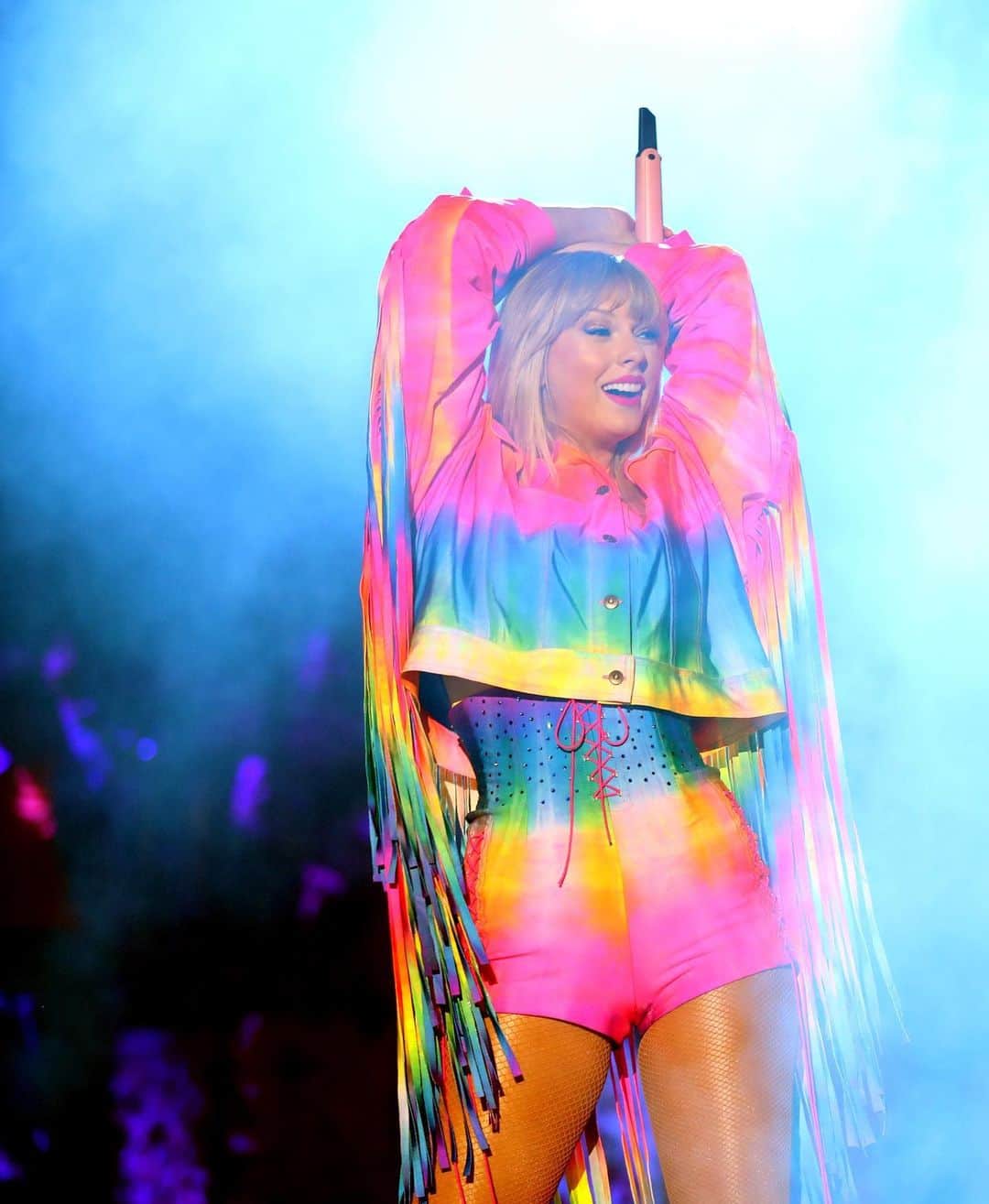 Just Jaredさんのインスタグラム写真 - (Just JaredInstagram)「@brendonurie joins @taylorswift in showing love for the LGBTQ community with rainbow outfits while performing “Me!” at #WangoTango! #TaylorSwift #BrendonUrie #PanicAtTheDisco #LGBT #Pride Photos: Getty」6月2日 21時43分 - justjared