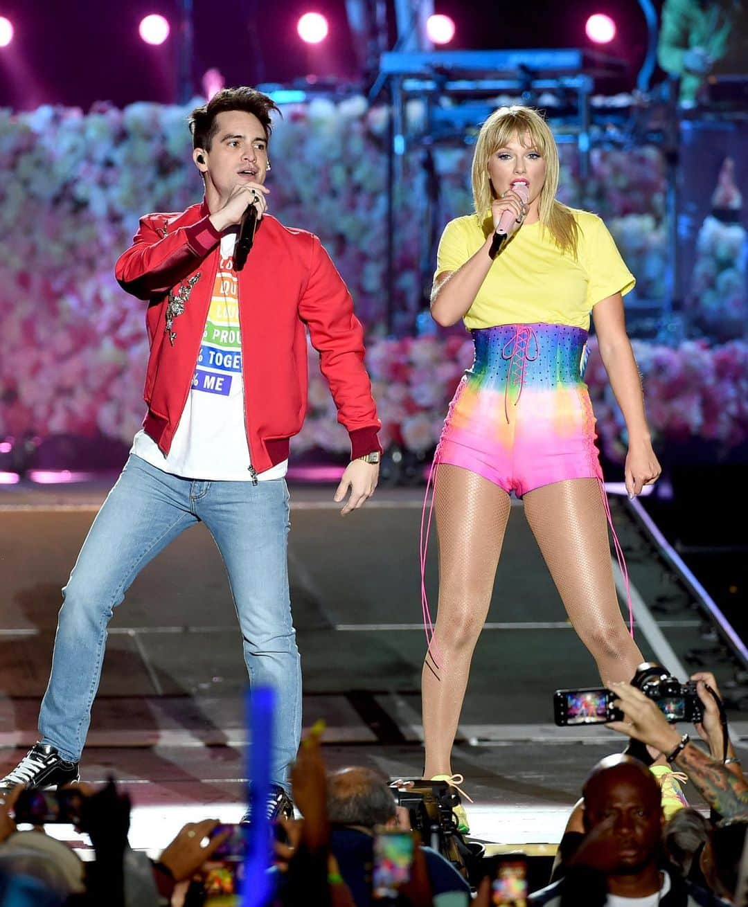 Just Jaredさんのインスタグラム写真 - (Just JaredInstagram)「@brendonurie joins @taylorswift in showing love for the LGBTQ community with rainbow outfits while performing “Me!” at #WangoTango! #TaylorSwift #BrendonUrie #PanicAtTheDisco #LGBT #Pride Photos: Getty」6月2日 21時43分 - justjared