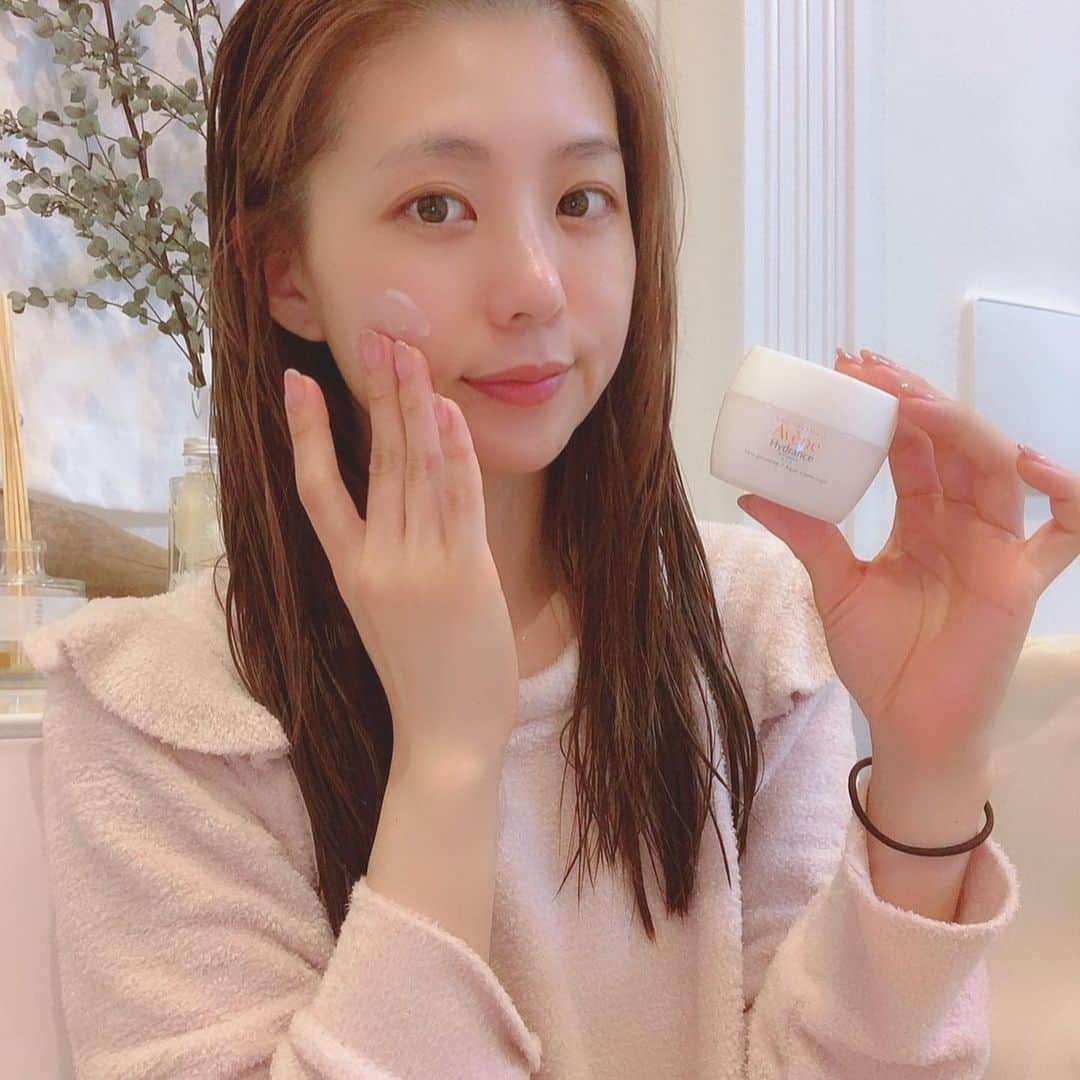 悠衣さんのインスタグラム写真 - (悠衣Instagram)「フランス低刺激・皮膚科学ブランドシェアNo.1であるアベンヌの座談会に参加してきました。‬ ‪肌にはもちろん、朝の寝癖に吹きかけて使っていたりした アベンヌ ウオーター‬ ‪いつも何気なく使っていて、ぶっちゃけただの温泉水でしょ。くらいにしか思っていませんでしたが‬ ‪薬剤師さんの想いから作られた製品であり‬南フランスにはこの温泉水を使用した肌ケア施設があることを知り驚きました。‬ ‪そのアベンヌシリーズの‬ミルキージェルは肌馴染みが良くしっとり潤うので、お家とオフィスに一個ずつ置いています。  これ一つで一日中乾燥知らずでお気に入りアイテムです♡  #アベンヌ村へ行ってみた #こういうことだったんだアベンヌ #アベンヌ #保湿 #時短スキンケア#Avene_PR」6月2日 21時45分 - yu1_1987
