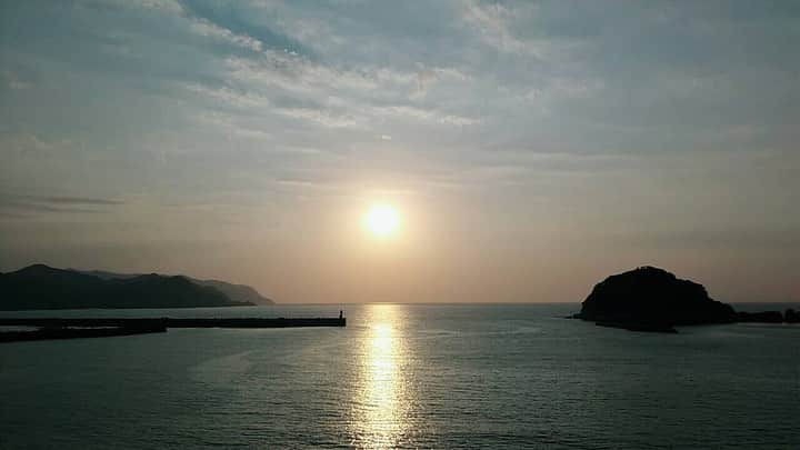 imagoso_kainoutaさんのインスタグラム写真 - (imagoso_kainoutaInstagram)「. うちに帰る途中。 . だいたい同じ時間に通るのに 太陽の高さがどんどん高くなっていく。 . 夏至が近付いてきてます。 .  #夏至はもうすぐ  #いまご #今子 #いまご荘 #今子荘 #櫂の詩 #いまご荘櫂の詩 #旅館 #温泉 #旅行 #家族旅行 #ふたり旅 #女子旅 #大人旅 #香住 #香美町 #kasumi #trip #travel #ig_japan #日本海 #今子浦 #夕日」6月2日 21時47分 - imagoso_kainouta