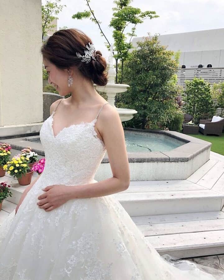 Dresses (ドレッシーズ)さんのインスタグラム写真 - (Dresses (ドレッシーズ)Instagram)「*⠀⠀⠀ コーディネートのポイントや詳細は⠀⠀⠀ @dresses_weddingdressホーム画面URLへ。⠀⠀⠀ ----------------------------------------⠀⠀⠀ ウェディングドレス:03-20350⠀⠀ ドレスブランド: @enzoani ⠀⠀⠀ ヘッドアクセサリー:05-6074⠀⠀⠀ イヤリング:07-8776⠀⠀⠀ *⠀⠀⠀ こちらのドレスは⠀⠀⠀ @fiorebianca_wedding のドレスです。 ⠀⠀⠀ -----------------------------------------⠀⠀⠀ <お問い合わせ>⠀⠀⠀ 💌@dresses_weddingdress へDM⠀⠀⠀ 📞 0120-791-249⠀⠀⠀ ご試着予約やレンタル価格など、お気軽にお問い合わせください。⠀⠀⠀ *⠀⠀⠀ その他の @enzoani のドレスは⠀⠀⠀ #enzoani_dresses よりご覧いただけます。⠀⠀⠀ ⠀⠀⠀ -----------------------------------------⠀⠀⠀ .⠀⠀⠀ プレ花&卒花さまの素敵なお写真をご紹介します✨⠀⠀⠀ 《 #ドレッシーズ花嫁 》を付けて、投稿してくださいね💐⠀⠀⠀ ----------------------------------------⠀⠀⠀ *⠀⠀⠀ 素敵だと思ったら、写真をダブルタップ✨⠀⠀⠀ *⠀⠀⠀ #ドレッシーズ#フィオーレビアンカ#エンゾアニ#西鉄グランドホテル#キャミソールドレス」6月2日 21時58分 - dresses_weddings