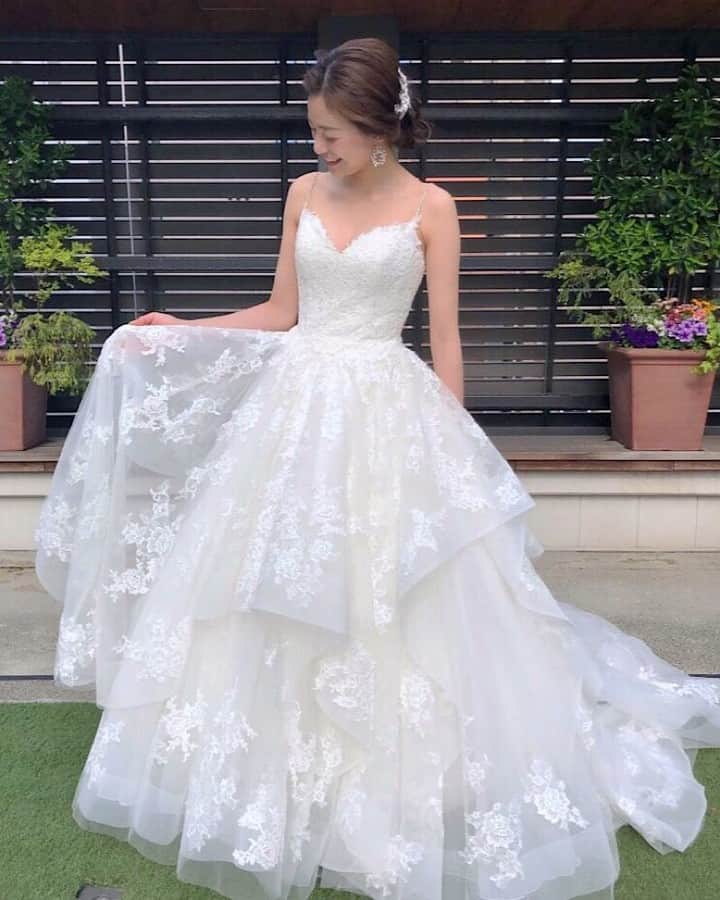Dresses (ドレッシーズ)さんのインスタグラム写真 - (Dresses (ドレッシーズ)Instagram)「*⠀⠀⠀ コーディネートのポイントや詳細は⠀⠀⠀ @dresses_weddingdressホーム画面URLへ。⠀⠀⠀ ----------------------------------------⠀⠀⠀ ウェディングドレス:03-20350⠀⠀ ドレスブランド: @enzoani ⠀⠀⠀ ヘッドアクセサリー:05-6074⠀⠀⠀ イヤリング:07-8776⠀⠀⠀ *⠀⠀⠀ こちらのドレスは⠀⠀⠀ @fiorebianca_wedding のドレスです。 ⠀⠀⠀ -----------------------------------------⠀⠀⠀ <お問い合わせ>⠀⠀⠀ 💌@dresses_weddingdress へDM⠀⠀⠀ 📞 0120-791-249⠀⠀⠀ ご試着予約やレンタル価格など、お気軽にお問い合わせください。⠀⠀⠀ *⠀⠀⠀ その他の @enzoani のドレスは⠀⠀⠀ #enzoani_dresses よりご覧いただけます。⠀⠀⠀ ⠀⠀⠀ -----------------------------------------⠀⠀⠀ .⠀⠀⠀ プレ花&卒花さまの素敵なお写真をご紹介します✨⠀⠀⠀ 《 #ドレッシーズ花嫁 》を付けて、投稿してくださいね💐⠀⠀⠀ ----------------------------------------⠀⠀⠀ *⠀⠀⠀ 素敵だと思ったら、写真をダブルタップ✨⠀⠀⠀ *⠀⠀⠀ #ドレッシーズ#フィオーレビアンカ#エンゾアニ#西鉄グランドホテル#キャミソールドレス」6月2日 21時59分 - dresses_weddings