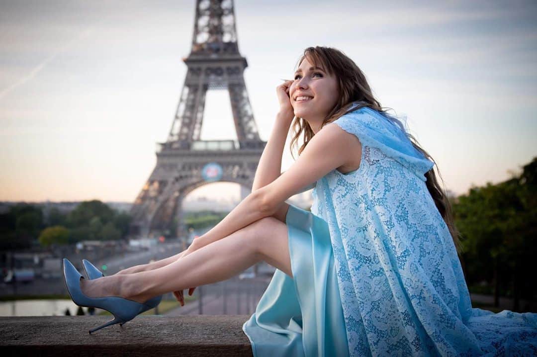アンジェリーク・アバチキナさんのインスタグラム写真 - (アンジェリーク・アバチキナInstagram)「Что бы такого сделать плохого? 🤔🤔🤗🙈 #эйфелевабашня #toureiffel #париж #paris #алязолушка」6月2日 21時59分 - icesmurfette