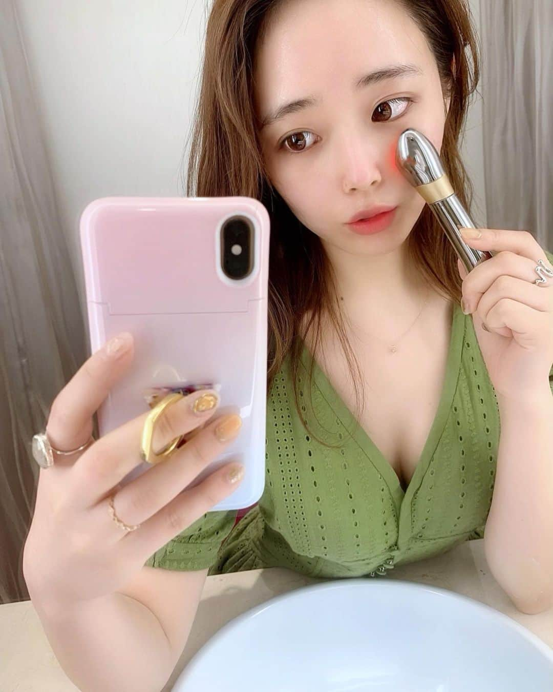 ゆいこ ◡̈♥︎さんのインスタグラム写真 - (ゆいこ ◡̈♥︎Instagram)「◡̈♥︎ ∮ 美容レポ ✏︎ ∮ ∮ 小さくて軽くて 充電不要の どこにでも持ち歩ける美顔器が欲しくて たどり着いた商品 💓 ∮ ∮ 🚩 LED美顔器 SENSIA 🔎 @shinowa_official ∮ 有名やから知ってる方も多いかも👀 ∮ ∮ シミ・しわ・たるみ・毛穴に 効果的で エステでも使われてる 最先端LEDと 毎分10,000回の微振動が お肌の奥まで美容成分を浸透させてくれる😭💓 ∮ 浸透力はハンドケアの約１０倍らしい🙊 ∮ ∮ ∮ しかもこれ、スマホより軽くて ４０gしか無くて しかも電池式やから いつでも どこでも これ完璧🙆‍♀️✨ ∮ ∮ ∮ 普段つかってる、化粧水と乳液だけでも これ使ったら エステ終わりのような ちゅるぷる感👼🏻👼🏻 ∮ 通うために 特別に時間をつくったり なにかを用意することなく出来るから 忙しい方にもおすすめ 💁🏼‍♀️💛 ∮ ∮ ∮ ∮ #SENSIA #センシア #美顔器 #LED美顔器 #美容家電 #スペシャルケア #スキンケア #おうちエステ #毛穴ケア #リフトアップ」6月2日 21時54分 - yuiko__h