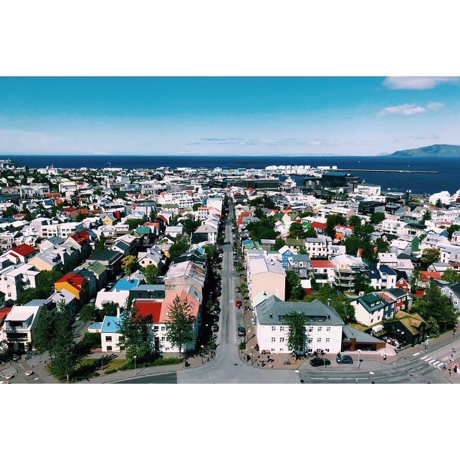 雪浦聖子さんのインスタグラム写真 - (雪浦聖子Instagram)「昨夜イギリスにもどった。そして明日日本にもどります。  アイスランド最終日はレイキャビークをうろうろ。 ハットルグリムス教会のてっぺんにのぼって街を一望。 前回もおんなじの撮ったなと思って比べてみた。（2枚目が5年半前）フィルターの違いかもだけど、やや街並みが白っぽくなったような。だとしても十分カラフルでかわいい街。アトリエの壁レモンイエローにしたくなってる。  街じゃないところにいる間、毎食自炊かホットドッグだったので、美味しいもの食べようと最後2日はレイキャビークで美味しくてお手頃（物価が高い。ガソリンスタンドのハンバーガーで2000円くらいする。）なところ探していよいよ食べた。魚介はどれも新鮮で調理法も絶妙。ラムも柔らかくてクセがなくて美味しかった。味付けがちょっとしょっぱいのは寒いからかな。 Sægreifinnというラフに魚介料理出すところとOstabúðinというちょっと洒落たところが特に良かった。  レンタカー、国の東側を移動した時にめちゃくちゃ汚くなった。ハードな道のり走り切ってくれてありがとう。  最後は、1週間で買ったもの。夫と2人分。アイスランドで作られてるものがそもそも少ないので数もないし他の国のものだったりもするけど。私はブーツ以外はほんとささやかな買い物。夫は66°NORTHに夢中になってアウター2枚も買ってた。1週間アウトドアがちな生活で私もアウトドアウェア前より真剣に見るようになった。sneeuwにも反映されるやも。  というわけで最後は地味目なアイスランド投稿でした。 見てくださった方々ありがとうございました。 旅行行くたびに大量投稿するの、何なのと自分で思うけど、もしやこれはミステリハンター欲を満たしているのかもしれない。」6月2日 21時59分 - sneeuw_y