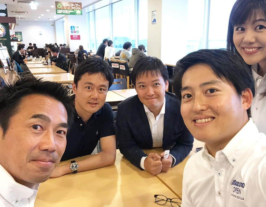 本野大輔のインスタグラム：「茨城県へ約一週間の出張でした。 〜全英への道〜ミズノオープン at ザ ロイヤルゴルフクラブ  ６月１日、２日。 読売テレビ、日本テレビ系列全国ネットで放送でした。  大会期間中に写真を撮る余裕がなく(^◇^;) 帰りに中継に関わったアナウンサーで空港で撮影したこの一枚のみ。  実況が小澤アナ、リポートで立田アナ、実況のサポートで平松アナ、表彰式司会で澤口アナ、私はラウンドリポートでした。  大会は池田勇太選手が優勝。 世界最古のトーナメント、全英オープンの出場権を手にしました。  帰りに... 『あ〜ゴルフしたい！』と話しながら帰路につきました。 プロのプレーをずっと見ていましたから、イメージ’だけ’は完璧です！  #ミズノオープン #ゴルフ #中継 #アナウンサー #読売テレビ #小澤昭博 #本野大輔 #立田恭三 #平松翔馬 #澤口実歩」