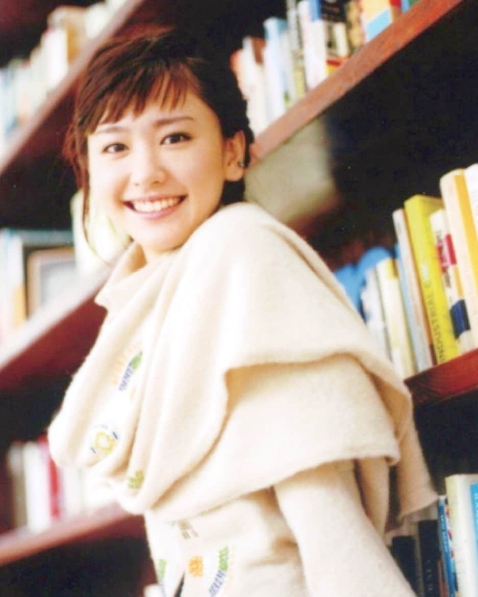 新垣結衣　ファンアカウントのインスタグラム：「📚 #新垣結衣 #ガッキー #新垣結衣好きな人と繋がりたい #かわゆい #かわ結衣 #ガッキーかわいい #新垣結衣かわいい #がっきー #レプロ #女優 #日本 #aragakiyui #yuiaragaki #gakki #gakky」