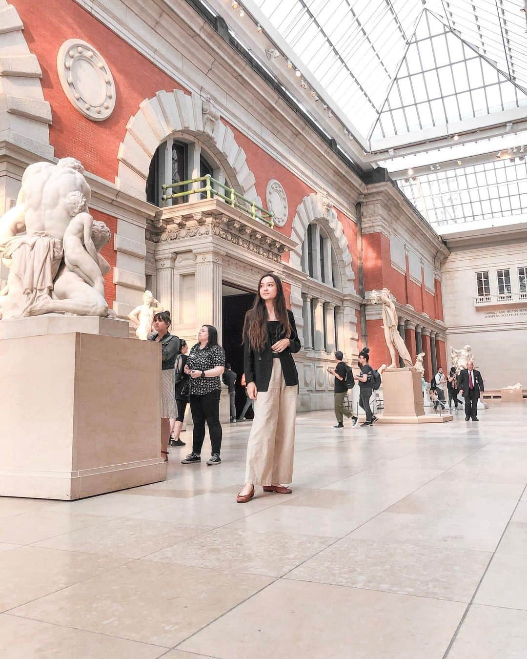 澄那シュトゥーダーさんのインスタグラム写真 - (澄那シュトゥーダーInstagram)「Meet me at the Met 🎨 ———————————————————————— Visited the Museum mainly for "The Tale of Genji" exhibit, which was very insightful and impressive 🙌🏻 The Tale of Genji is one of Japan's most important pieces of literature and counts as one of the world's first psychological novels. The tale is about an emperor's son called Genji, who was demoted from being a royal to a common citizen due to political reasons. Also, it was written by a woman in the 11th century #femalepower lol 😀 I highly recommend checking the exhibit out whilst it's on! It made me appreciate and understand my japanese heritage more. 🤓 Also, museum guide Sumi in the last slide 🙃 ———————————————————————— Photo: @kkubota8 💯」6月2日 21時57分 - suminastuder