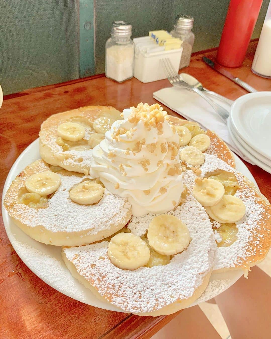 吉川ちかさんのインスタグラム写真 - (吉川ちかInstagram)「ハワイ生活三日目にして 食の暴走が始まったよ😂💓笑 . 今日は朝から大好きな エッグスン シングスへ✊ やっぱりハワイのが一番好き🥺💓 . 今日は新しいメニューにも 挑戦して胃が破裂するぐらい お腹いっぱいになったから ずっと歩いて消費したよ☺️💕 . #エッグスンシングス#ハワイ#ハワイ旅行 #ハワイ大好き #Hawaii#hawaiiwedding #美味しかった#パンケーキ#フレンチトースト#エッグベネディクト」6月2日 22時07分 - yoshikawachika_1116