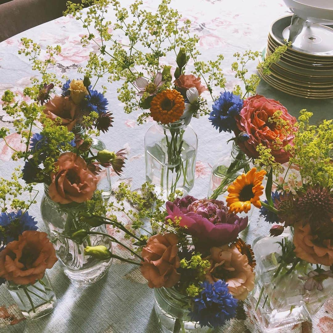 ファイン・フレンジーさんのインスタグラム写真 - (ファイン・フレンジーInstagram)「amateur flower arranging hour. clearly there is a theme this weekend - getting ready for a proper english garden party with my sister ♥️ @charlottelurot 🌸🌸🌸 everything becomes more beautiful when it enters her world. taking a moment to enjoy how something as simple as putting wildflowers in juice and jam jars can make a soul fill up to the brim, especially when doing it for someone I love so dearly. hope you are having an equally sweet Sunday x」6月2日 22時07分 - alisonsudol