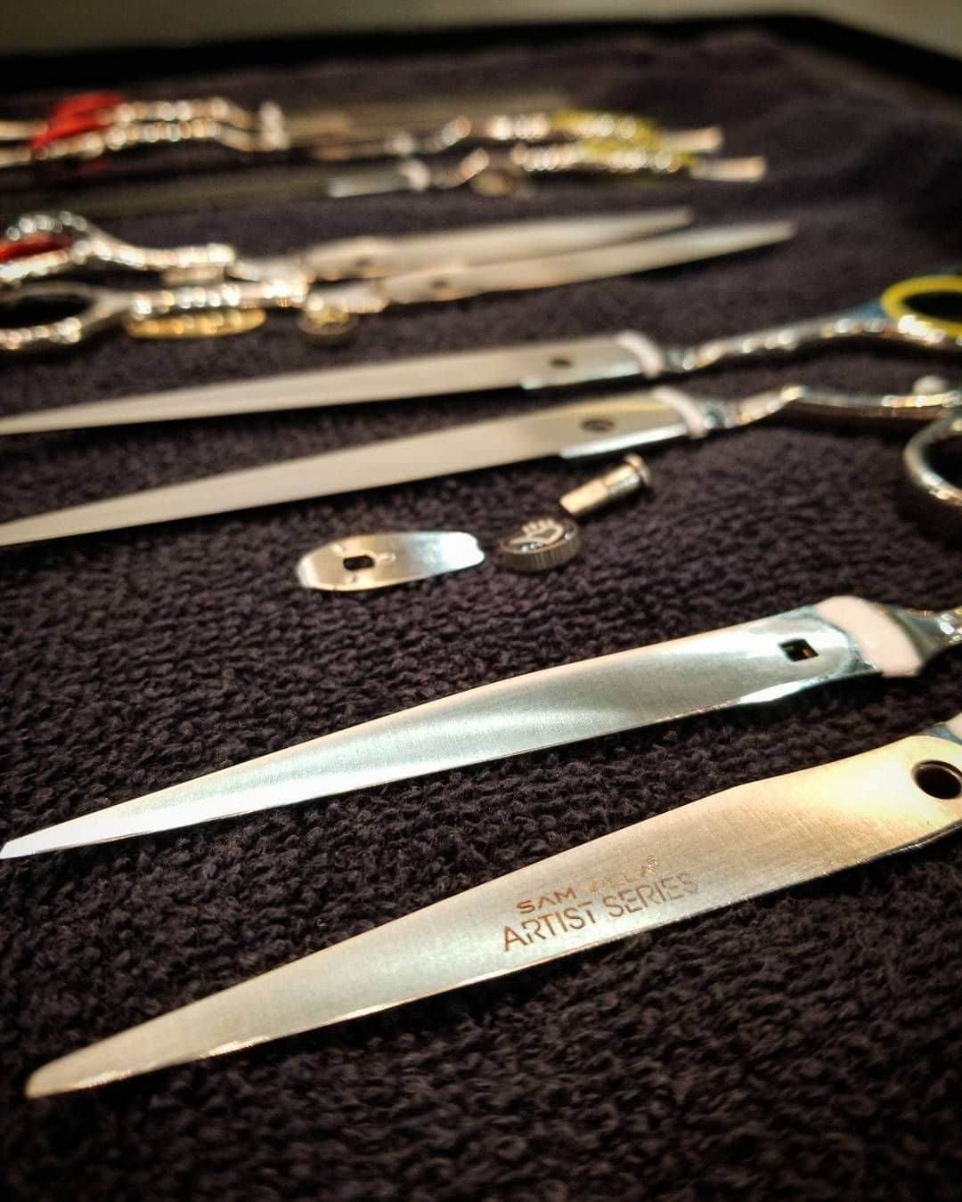 Sam Villaさんのインスタグラム写真 - (Sam VillaInstagram)「Investing in quality tools will change your career. All Sam Villa shears are compression forged to ensure excellent balance, proper blade alignment and a sharper and longer-lasting edge.⠀ ⠀ During the forging process, the handle and the blades are made separately, often in different grades of steel. They are then welded together. Compression force is used to shape the metal pressing the molecules closer together. This process creates a longer lasting edge.⠀ ⠀ Now offering stylists multiple payments at ZERO INTEREST, we are pleased to be able to make #SamVillaTools even more accessible to our #SamVillaCommunity. ⠀⠀ ⠀⠀ SHOP #SamVillaShears and other #SamVillaTools through the link in our bio!⠀⠀ ⠀ 📷: Sam Villa ArTeam Member @jesse.linares .」6月2日 22時02分 - samvillahair
