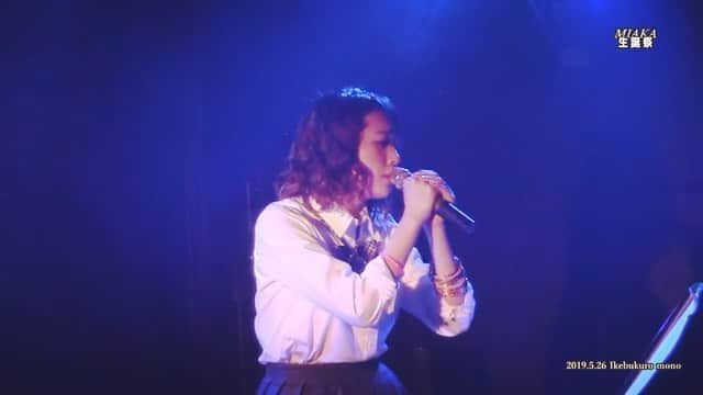 のインスタグラム：「#生誕祭 にて内田まぁくんのサポートでギャルがアコースティックで歌った#粉雪 です！w #平成 にヒットした曲を歌いたかったのです！！ ・ ・ ・ #アコースティック #アコースティックライブ #アコースティックギター #アコギ #ギャル #制服 #ライブ #カバー #カバー曲 #レミオロメン #beni #miaka」