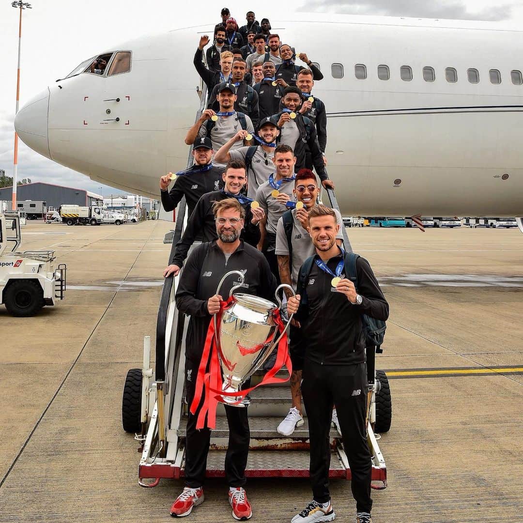 リヴァプールFCさんのインスタグラム写真 - (リヴァプールFCInstagram)「Extra luggage needed. Welcome back home, Champions of Europe 🏆 #SixTimes」6月2日 22時02分 - liverpoolfc