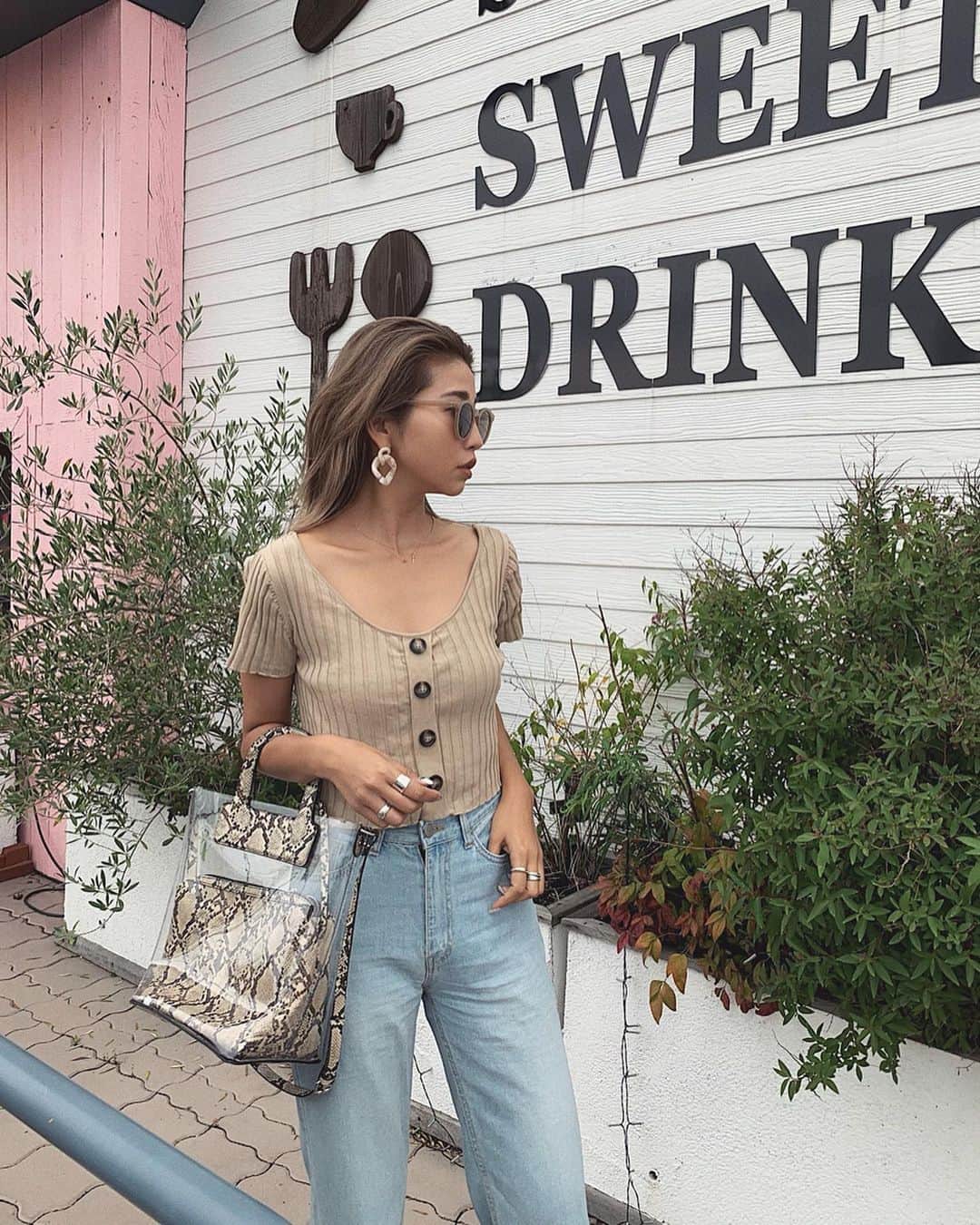のインスタグラム：「. 今日は @stellaviana_official の 前後2wayで着れるトップス💞 最近ベージュのトップスばったかりだな💓 . . インナーにはお決まりの @majicalsherry_lme #マジカルシェリー ！ ストーリーにリンク貼ってるよ☝🏻✨ #ootd #outfit #coordinate #stellaviana #zara #linoa #linoa_official」