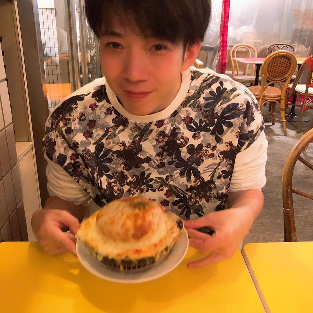 川合翔太さんのインスタグラム写真 - (川合翔太Instagram)「ハンバーガーグラタンと白目 #sakuracafe」6月2日 22時04分 - crocop.shota