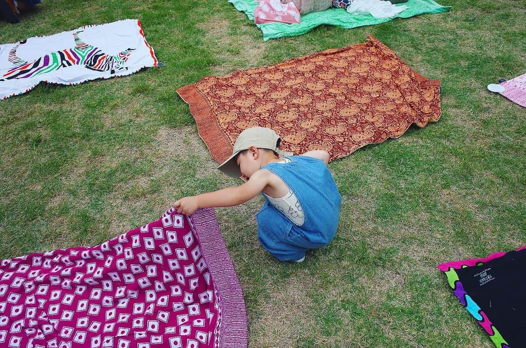 のインスタグラム：「チラッ👁 Aloha Tokyoで1番きになったブランド @kykullo_jp 🌴 裏がタオル地になってて、表が手触りサイコーにシルキーで、ビーチやピクニックに敷きたい🌊しかも、軽かった←これ重要✔️絶対買う、どの柄にしよ #beachmat #beachtowel #アロハトーキョー #mysonzen」