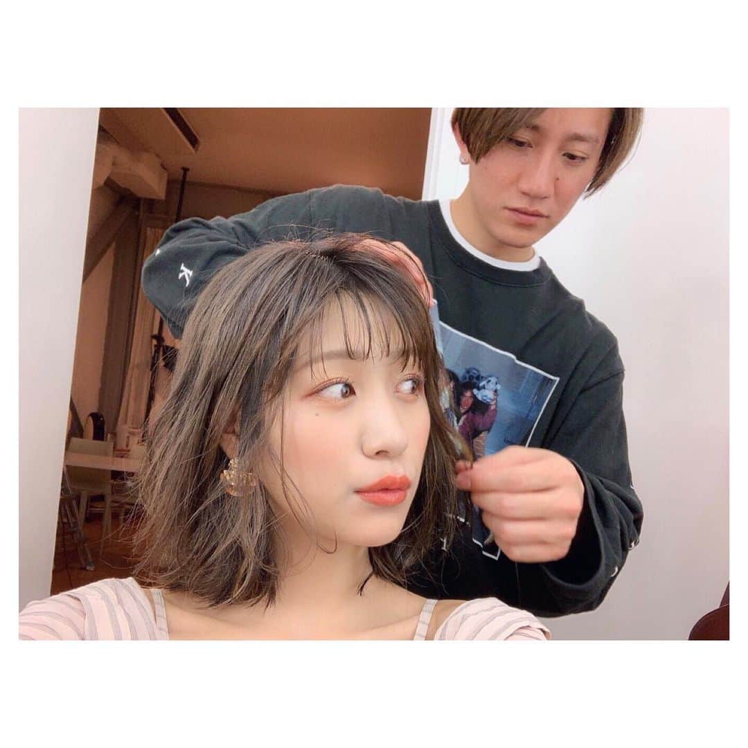 前原穂高のインスタグラム：「arの撮影オフショット👍 #ちらちらいと っていうハイライトがテーマの 撮影でした(^^) カラーの仕上がりもバッチリだし 掲載楽しみ😍 最近撮影がまたすんごい楽しい！ ㅤㅤㅤ #ヘア #ヘアカラー #ヘアアレンジ #ヘアスタイル #ヘアメイク #ヘアセット #アレンジ #スタイリング #ほだかっと #ほだからー #ヘアサロン #サロン #美容室 #hair #hairstyle #haircolor #モデル @vvvvvvioletttttt  @vvvvvviolet_nagoya  #美容室violet」
