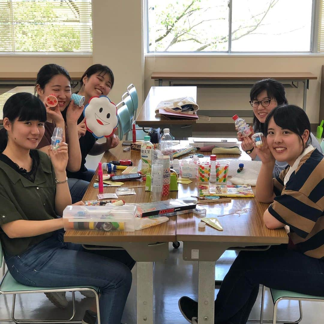 福岡女子短期大学さんのインスタグラム写真 - (福岡女子短期大学Instagram)「@fwjchild 子ども学科2年生のゼミナールの時間では少人数で幼児教育保育に関する様々な活動を行なっています。大年先生のゼミでは🌻夏らしい手作り楽器作り。子どもたちが喜びそうな楽器🎶が出来上がりました🌟 . #福岡女子短期大学 #福女短 #短期大学 #大学生 #子ども学科 #保育実習 #短大 #女子短 #保育士 #保育士の卵 #楽器作り #子供が好き #福岡女子短期大学子ども学科 #幼児教育 #保育士の卵 #保育士 #幼稚園教諭 #幼稚園教諭の卵 #保育園実習 #保育士になりたい #保育学科 #保育士のたまご #保育学科 #大学生 #未来の保育士 #福岡の女子短期大学 #女子大生 #おもちゃ作り #工作 . ========[ 資料請求 ]======== ． 新しい福岡女子短期大学の資料請求（2020大学案内）を無料送付中です。本学ホームページからお気軽に申し込みください。 . 子ども学科/健康栄養学科 音楽科/文化教養学科 ． 福岡女子短期大学 住所：‪福岡県太宰府市五条四丁目16番1号‬ tel：‪092-922-4034‬（代表）」6月2日 22時08分 - fukuoka_wjc