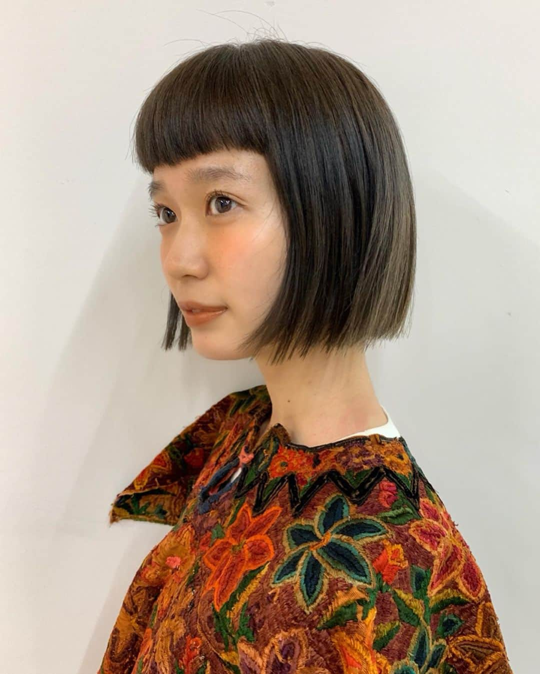 柴田紗希さんのインスタグラム写真 - (柴田紗希Instagram)「前髪をナチュラルV字カット✂︎ (4枚目特に分かりやすい) 大切な友 @sa.saaaa_i に カットカラーしてもらったよ。 カラーはモーブアッシュ 憧れのヘップバーンさんを目指して、、、♡ . 上京して初めて自然とできた友達さーちゃんにやっとしっかり髪をやってもらえて、なんか嬉しい日でした！ そしてnew前髪、アレンジとか楽しみすぎる。 ありがとうさーちゃん❤️ #hair #v字バング #オードリーヘップバーンに憧れるの巻」6月2日 22時09分 - shibasaaki