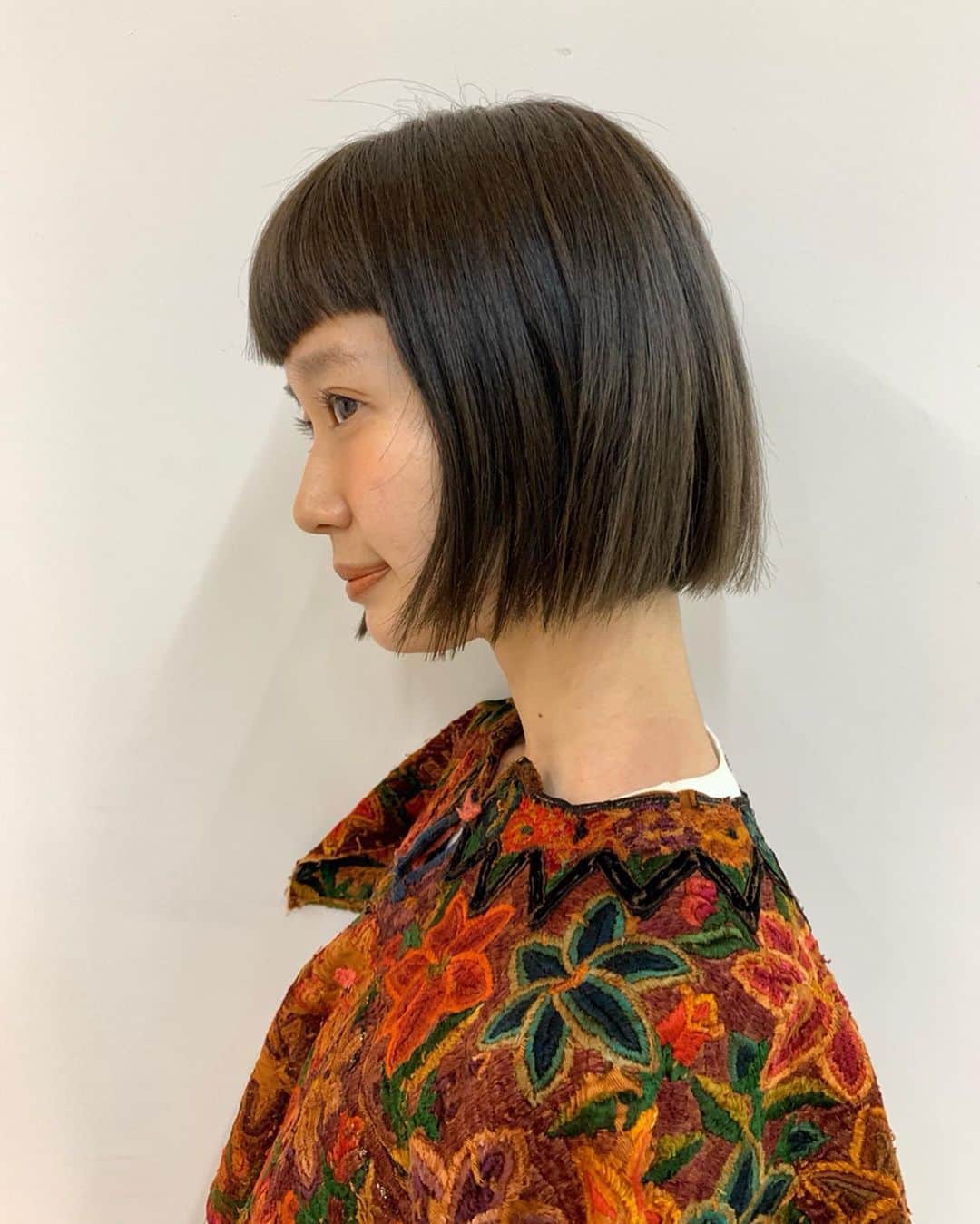 柴田紗希さんのインスタグラム写真 - (柴田紗希Instagram)「前髪をナチュラルV字カット✂︎ (4枚目特に分かりやすい) 大切な友 @sa.saaaa_i に カットカラーしてもらったよ。 カラーはモーブアッシュ 憧れのヘップバーンさんを目指して、、、♡ . 上京して初めて自然とできた友達さーちゃんにやっとしっかり髪をやってもらえて、なんか嬉しい日でした！ そしてnew前髪、アレンジとか楽しみすぎる。 ありがとうさーちゃん❤️ #hair #v字バング #オードリーヘップバーンに憧れるの巻」6月2日 22時09分 - shibasaaki