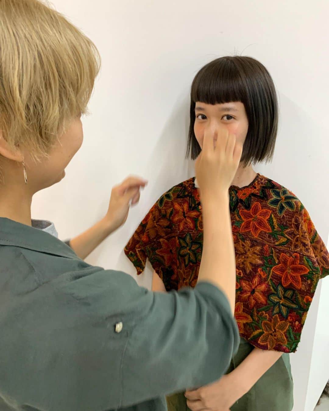 柴田紗希さんのインスタグラム写真 - (柴田紗希Instagram)「前髪をナチュラルV字カット✂︎ (4枚目特に分かりやすい) 大切な友 @sa.saaaa_i に カットカラーしてもらったよ。 カラーはモーブアッシュ 憧れのヘップバーンさんを目指して、、、♡ . 上京して初めて自然とできた友達さーちゃんにやっとしっかり髪をやってもらえて、なんか嬉しい日でした！ そしてnew前髪、アレンジとか楽しみすぎる。 ありがとうさーちゃん❤️ #hair #v字バング #オードリーヘップバーンに憧れるの巻」6月2日 22時09分 - shibasaaki