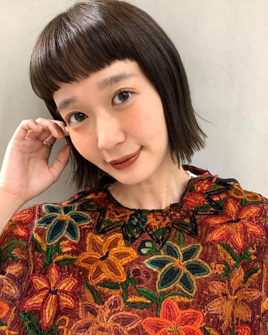 柴田紗希さんのインスタグラム写真 - (柴田紗希Instagram)「前髪をナチュラルV字カット✂︎ (4枚目特に分かりやすい) 大切な友 @sa.saaaa_i に カットカラーしてもらったよ。 カラーはモーブアッシュ 憧れのヘップバーンさんを目指して、、、♡ . 上京して初めて自然とできた友達さーちゃんにやっとしっかり髪をやってもらえて、なんか嬉しい日でした！ そしてnew前髪、アレンジとか楽しみすぎる。 ありがとうさーちゃん❤️ #hair #v字バング #オードリーヘップバーンに憧れるの巻」6月2日 22時09分 - shibasaaki