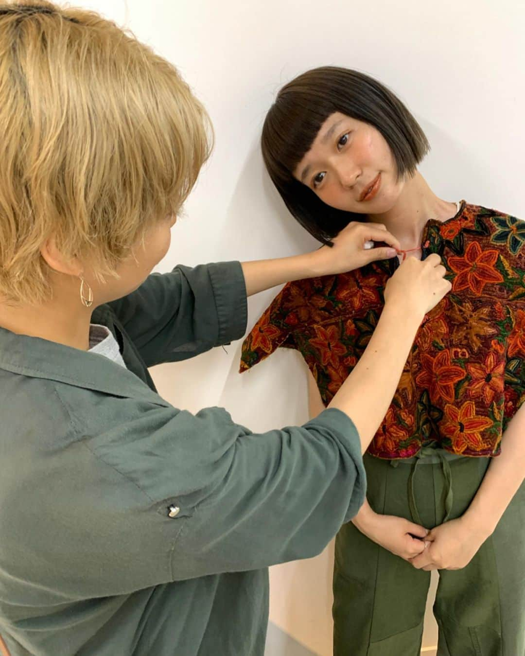 柴田紗希さんのインスタグラム写真 - (柴田紗希Instagram)「前髪をナチュラルV字カット✂︎ (4枚目特に分かりやすい) 大切な友 @sa.saaaa_i に カットカラーしてもらったよ。 カラーはモーブアッシュ 憧れのヘップバーンさんを目指して、、、♡ . 上京して初めて自然とできた友達さーちゃんにやっとしっかり髪をやってもらえて、なんか嬉しい日でした！ そしてnew前髪、アレンジとか楽しみすぎる。 ありがとうさーちゃん❤️ #hair #v字バング #オードリーヘップバーンに憧れるの巻」6月2日 22時09分 - shibasaaki