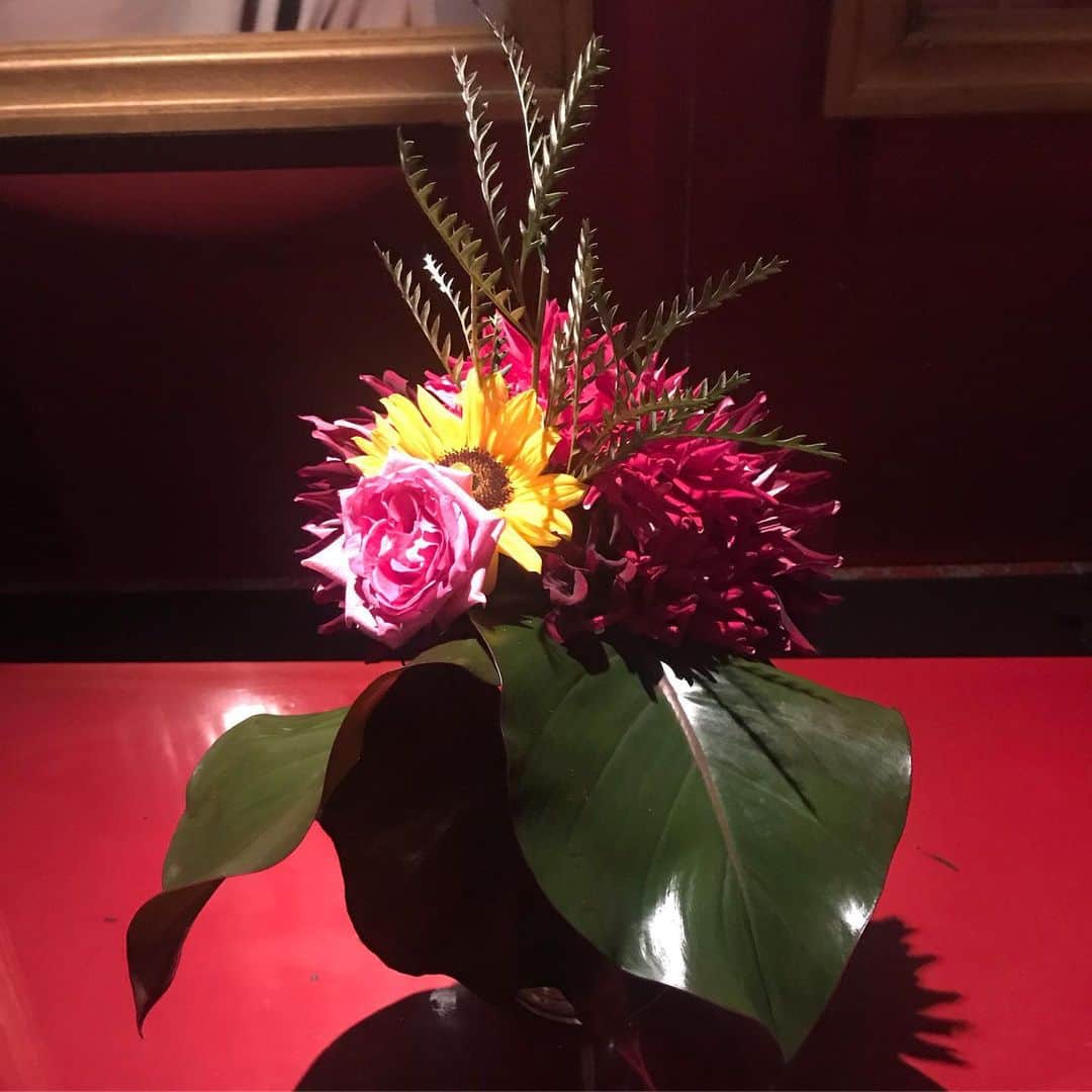 川村由紀さんのインスタグラム写真 - (川村由紀Instagram)「#TSUBAKIFM を聴きながら #渋谷花魁九周年 で頂いたお花をいけかえてみました🌸🌷自分なりにテーマを決めて…🌸🌹🥀」6月2日 22時10分 - yukikawamura821