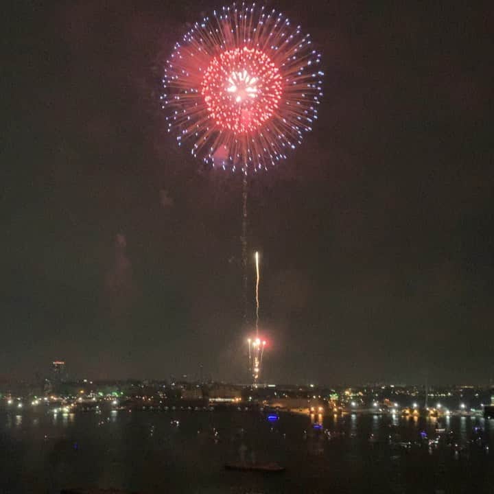 のインスタグラム：「🎇 横浜開港祭の花火大会を観覧。 ・ 久々に間近で花火を観ました。 ・ #横浜開港祭 #花火 #hanabi #fireworks #音 #迫力 #綺麗 #歓声 #久々 #感動」