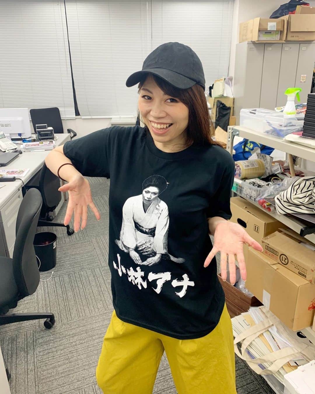 小林アナさんのインスタグラム写真 - (小林アナInstagram)「‪単独ライブで販売する‬ ‪「小林アナ Tシャツ」届きましたー！‬ ‪S〜XLサイズまであります！‬ ‪私が着てるのがSサイズだから‬ ‪結構大きめかも！‬ ‪限定50枚！！‬ ‪ひゃっほー！！！‬」6月2日 22時19分 - genkobiribiri