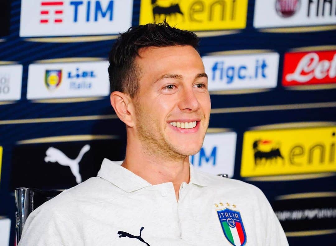 フェデリコ・ベルナルデスキのインスタグラム：「Questo giorno appartiene a tutta l’Italia, uniti da valori comuni come la speranza e la libertà. Sul nostro petto e nel cielo, oggi, il tricolore brilla più forte! 🇮🇹🇮🇹 #FestaDellaRepubblica #2Giugno #Nazionale #Azzurri」