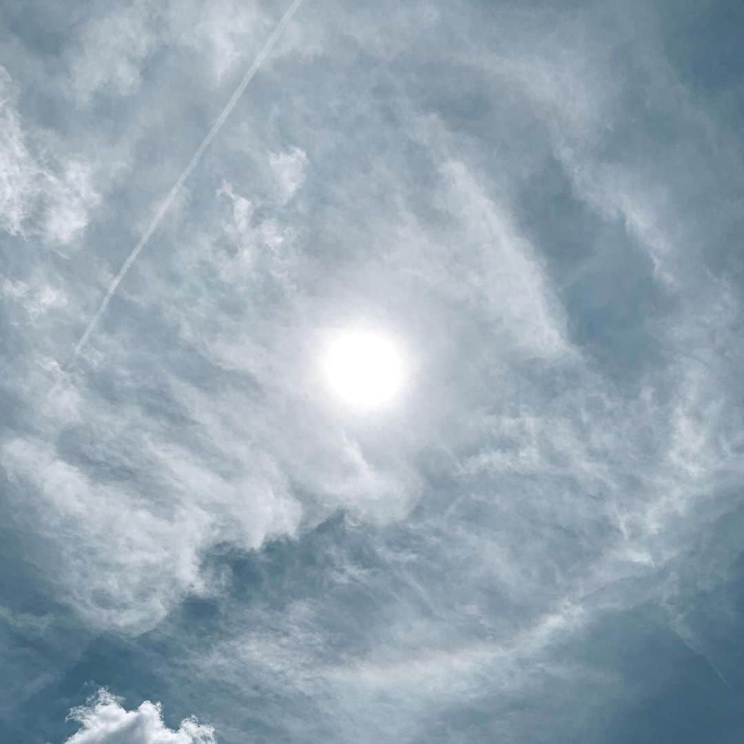 三浦大地さんのインスタグラム写真 - (三浦大地Instagram)「座禅を終え空を見上げたら光の輪。  ピラミッドの中に目があるようにも見える。 🙏🏻🌞🌈🧿⛅️」6月2日 22時21分 - daichi_1127