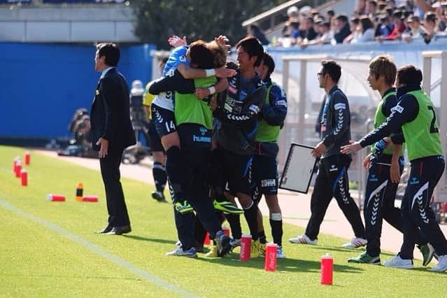 武岡優斗さんのインスタグラム写真 - (武岡優斗Instagram)「再会。  久しぶりに再会した。 この男と。  シュナイダー潤之介。  シュナさん^_^ 今は群馬でキーパーコーチしてる。 自分のサッカー人生において… シュナさんに抱きついた2試合。  凄く…大切で… 凄く…大事な宝物です。  復帰して初スタメン… チームメイトとして…最後の試合。  どちらも忘れられない瞬間。  色褪せることなく… 自分のサッカー人生の1ページに… しっかり刻まれてます。  年齢も違えば… ポジションも違う… 大切な先輩… 大切なチームメイト…。 こうして再会出来た事が 本当に嬉しい。  正直… この瞬間の事… シュナさんとの約束のすべて… 今でも覚えてる。 飛びついたのを しっかり力強く… 受け止めてくれた。  あなたがいたから… SBでも頑張れたよ。 ありがとうシュナさん^_^  まだまだ頑張ります！  #シュナイダー潤之介 #武岡優斗 #横浜FC #YokohamaFC #自分の中で #絶対忘れることはない2試合 #色褪せない想い出 #自分のサッカー人生において #大切な #大事な #想い出 #再会 #まだまだ #頑張るよ #みててね #現場からは以上です🙏」6月2日 22時33分 - yuto_takeoka17