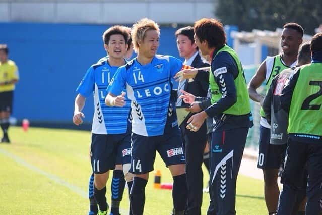 武岡優斗さんのインスタグラム写真 - (武岡優斗Instagram)「再会。  久しぶりに再会した。 この男と。  シュナイダー潤之介。  シュナさん^_^ 今は群馬でキーパーコーチしてる。 自分のサッカー人生において… シュナさんに抱きついた2試合。  凄く…大切で… 凄く…大事な宝物です。  復帰して初スタメン… チームメイトとして…最後の試合。  どちらも忘れられない瞬間。  色褪せることなく… 自分のサッカー人生の1ページに… しっかり刻まれてます。  年齢も違えば… ポジションも違う… 大切な先輩… 大切なチームメイト…。 こうして再会出来た事が 本当に嬉しい。  正直… この瞬間の事… シュナさんとの約束のすべて… 今でも覚えてる。 飛びついたのを しっかり力強く… 受け止めてくれた。  あなたがいたから… SBでも頑張れたよ。 ありがとうシュナさん^_^  まだまだ頑張ります！  #シュナイダー潤之介 #武岡優斗 #横浜FC #YokohamaFC #自分の中で #絶対忘れることはない2試合 #色褪せない想い出 #自分のサッカー人生において #大切な #大事な #想い出 #再会 #まだまだ #頑張るよ #みててね #現場からは以上です🙏」6月2日 22時33分 - yuto_takeoka17