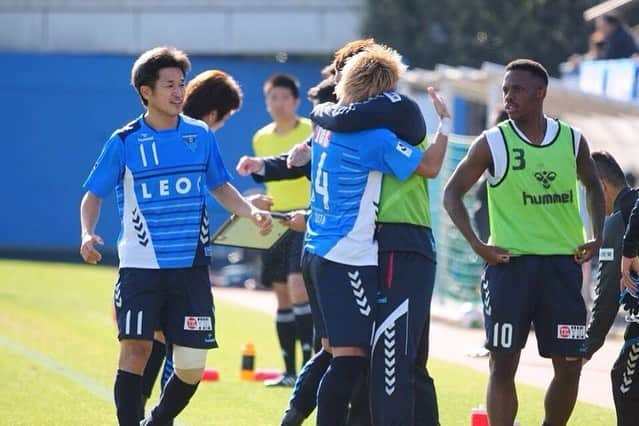 武岡優斗さんのインスタグラム写真 - (武岡優斗Instagram)「再会。  久しぶりに再会した。 この男と。  シュナイダー潤之介。  シュナさん^_^ 今は群馬でキーパーコーチしてる。 自分のサッカー人生において… シュナさんに抱きついた2試合。  凄く…大切で… 凄く…大事な宝物です。  復帰して初スタメン… チームメイトとして…最後の試合。  どちらも忘れられない瞬間。  色褪せることなく… 自分のサッカー人生の1ページに… しっかり刻まれてます。  年齢も違えば… ポジションも違う… 大切な先輩… 大切なチームメイト…。 こうして再会出来た事が 本当に嬉しい。  正直… この瞬間の事… シュナさんとの約束のすべて… 今でも覚えてる。 飛びついたのを しっかり力強く… 受け止めてくれた。  あなたがいたから… SBでも頑張れたよ。 ありがとうシュナさん^_^  まだまだ頑張ります！  #シュナイダー潤之介 #武岡優斗 #横浜FC #YokohamaFC #自分の中で #絶対忘れることはない2試合 #色褪せない想い出 #自分のサッカー人生において #大切な #大事な #想い出 #再会 #まだまだ #頑張るよ #みててね #現場からは以上です🙏」6月2日 22時33分 - yuto_takeoka17