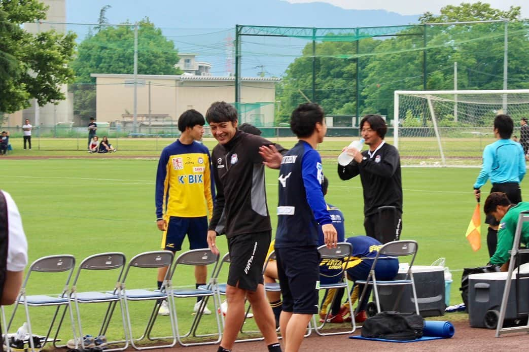 武岡優斗さんのインスタグラム写真 - (武岡優斗Instagram)「再会。  久しぶりに再会した。 この男と。  シュナイダー潤之介。  シュナさん^_^ 今は群馬でキーパーコーチしてる。 自分のサッカー人生において… シュナさんに抱きついた2試合。  凄く…大切で… 凄く…大事な宝物です。  復帰して初スタメン… チームメイトとして…最後の試合。  どちらも忘れられない瞬間。  色褪せることなく… 自分のサッカー人生の1ページに… しっかり刻まれてます。  年齢も違えば… ポジションも違う… 大切な先輩… 大切なチームメイト…。 こうして再会出来た事が 本当に嬉しい。  正直… この瞬間の事… シュナさんとの約束のすべて… 今でも覚えてる。 飛びついたのを しっかり力強く… 受け止めてくれた。  あなたがいたから… SBでも頑張れたよ。 ありがとうシュナさん^_^  まだまだ頑張ります！  #シュナイダー潤之介 #武岡優斗 #横浜FC #YokohamaFC #自分の中で #絶対忘れることはない2試合 #色褪せない想い出 #自分のサッカー人生において #大切な #大事な #想い出 #再会 #まだまだ #頑張るよ #みててね #現場からは以上です🙏」6月2日 22時33分 - yuto_takeoka17