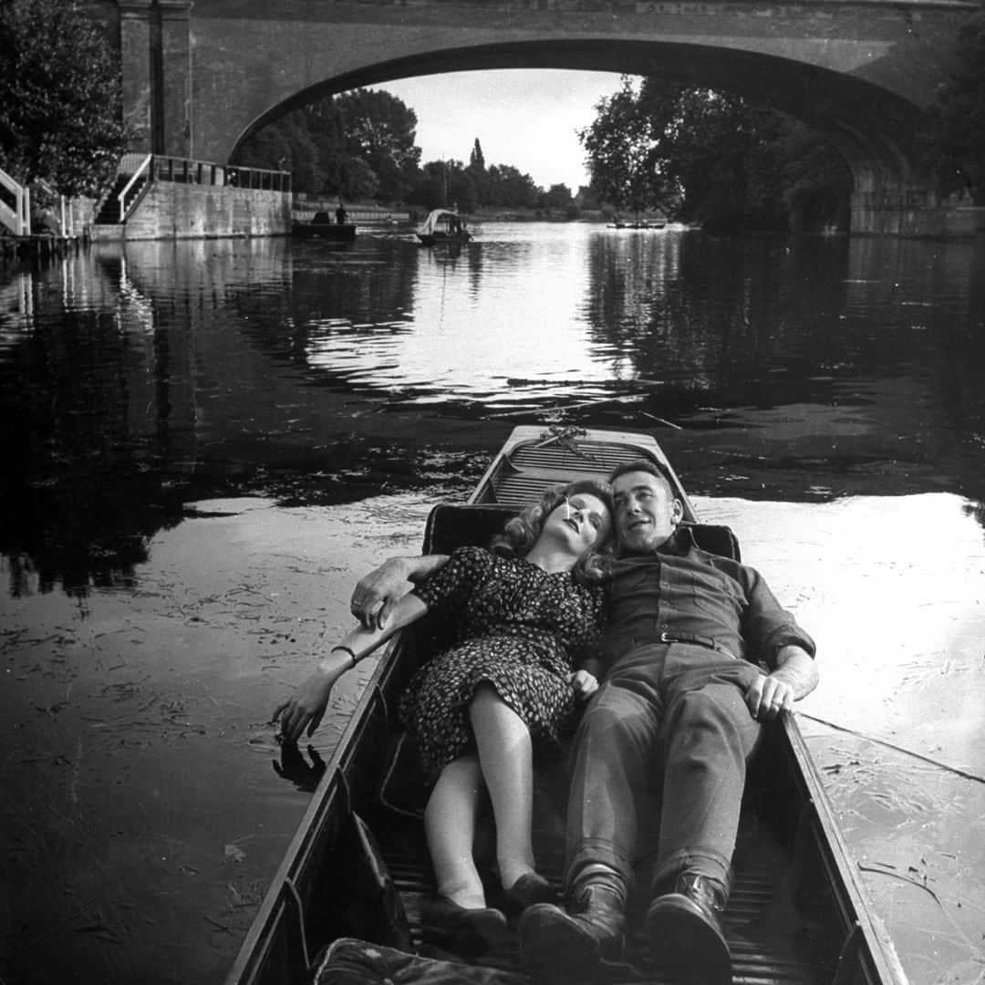 lifeさんのインスタグラム写真 - (lifeInstagram)「US Sergeant Slim Aarons and an unidentified woman lie in a boat as they float along the Thames River, London, England, 1942. (David E. Scherman/The LIFE Picture Collection/Getty Images) #VintageLIFE #ThamesRiver #London」6月2日 22時26分 - life