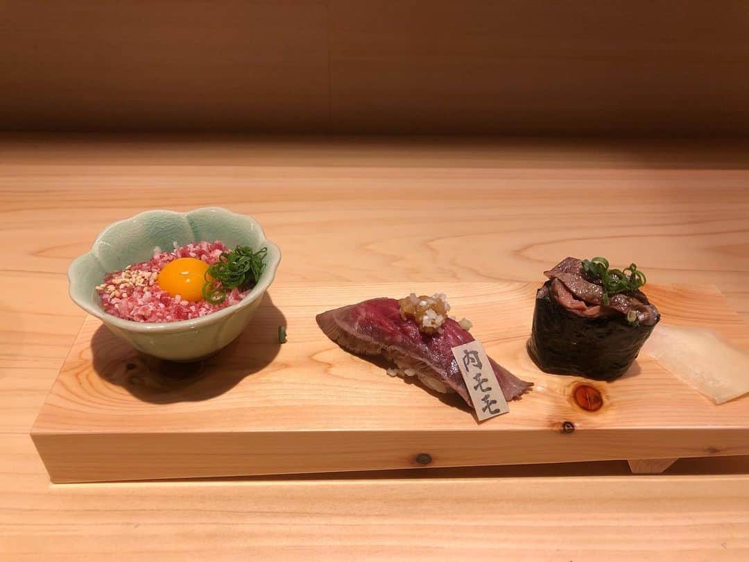 坂元美香さんのインスタグラム写真 - (坂元美香Instagram)「京都祇園発の「おにくのおすし」がついに東京に進出！6/9(日)浅草にグランドオープン。 @onikuasakusa  本日レセプションにご招待いただきひと足お先にお食事させていただきました。本日いただいたのはコースで全てお肉のメニューだから途中飽きてしまうかと思ってたけど、すごくバランスが良くて飽きずに最後まで美味しく食べれてしまう！本当美味しい！個人的には肉吸い、おにくのおすし3種、ひとくち牛鮮丼が美味しすぎて「おかわり！」と言ってしまいたいくらいだった😚 . On 9th June, especial Wagyu beef sushi restaurant "ONIKU NO OSUSHI" will open in  Asakusa deep traditional Japanese town. You can enjoy wagyu-sushi and wagyu-sashimi either! . 2-6-14 Asakusa  tel 03-5811-1939 . #坂元食べログ #おにくのおすし #浅草 #浅草グルメ #東京グルメ #和牛 #肉寿司 #wagyu #wagyubeef #sushi #japanesebeef #japanesefood #asakusa #tokyo #japan_of_insta」6月2日 22時29分 - mika_saka