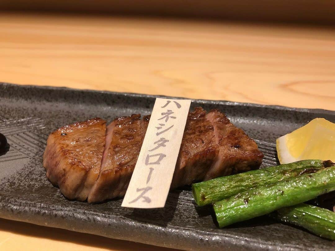 坂元美香さんのインスタグラム写真 - (坂元美香Instagram)「京都祇園発の「おにくのおすし」がついに東京に進出！6/9(日)浅草にグランドオープン。 @onikuasakusa  本日レセプションにご招待いただきひと足お先にお食事させていただきました。本日いただいたのはコースで全てお肉のメニューだから途中飽きてしまうかと思ってたけど、すごくバランスが良くて飽きずに最後まで美味しく食べれてしまう！本当美味しい！個人的には肉吸い、おにくのおすし3種、ひとくち牛鮮丼が美味しすぎて「おかわり！」と言ってしまいたいくらいだった😚 . On 9th June, especial Wagyu beef sushi restaurant "ONIKU NO OSUSHI" will open in  Asakusa deep traditional Japanese town. You can enjoy wagyu-sushi and wagyu-sashimi either! . 2-6-14 Asakusa  tel 03-5811-1939 . #坂元食べログ #おにくのおすし #浅草 #浅草グルメ #東京グルメ #和牛 #肉寿司 #wagyu #wagyubeef #sushi #japanesebeef #japanesefood #asakusa #tokyo #japan_of_insta」6月2日 22時29分 - mika_saka