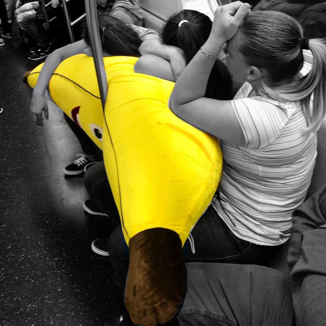 スコット・ローウェルさんのインスタグラム写真 - (スコット・ローウェルInstagram)「This is ... 🍌 🍌 . #banana  #subway #streetphotography #shotoniphone #subwayseries #mta #nycsubway #nycstreetphotography #documentaryphotography #streetphotography_bw #storyofthestreets #life_is_street  #candidphotography #blackandwhite #blackandwhitephoto #blackandwhitephotography #bnw  #bnwsubway #picoftheday #instablackandwhite #colorsplash #solitarycrowd40 #bnwcolor #streetphotography #street_photographer #streets_storytelling」6月2日 22時29分 - scolo222