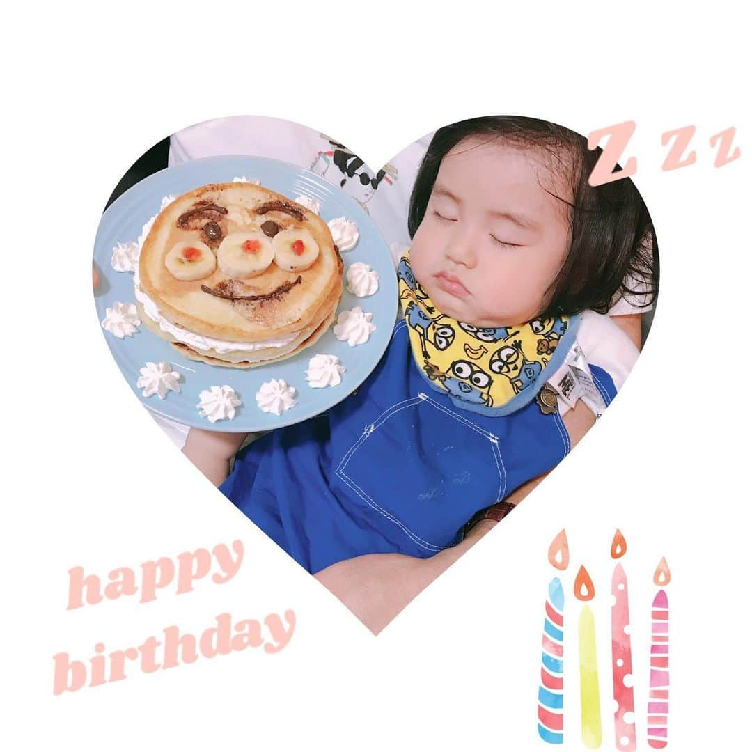 原口恵美さんのインスタグラム写真 - (原口恵美Instagram)「﻿ 🎂happy birthday🎂﻿ ﻿ 1番下の四男が👨‍👨‍👦‍👦﻿ ﻿ 2019.06.01 無事に一歳を迎えることが﻿ ﻿ 出来ました🥳🎊👏﻿ ﻿ 次男に続き、四男も卵アレルギーのため﻿ ﻿ パンケーキでお祝い🧁﻿ ﻿ 🍓買ってあげればよかった😭💕﻿ ケチったかーちゃんを許して...💦﻿ ﻿ と、思ったら祝う前にパパの腕でスヤスヤ😴﻿ ﻿ 可愛すぎて📸思わず❤︎」6月2日 22時29分 - megu_hara.comerin