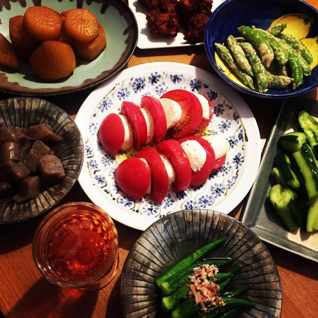 梅津有希子さんのインスタグラム写真 - (梅津有希子Instagram)「日曜日の夜ごはん。野菜多め。カプレーゼ、きゅうりの浅漬け、オクラの昆布だし煮浸し、スーパーの唐揚げ、あとなんだっけ。なんかだし使ったやつ。油少なくておいしかったよ😀 #おうちごはん #だし #だし生活」6月2日 22時32分 - y_umetsu